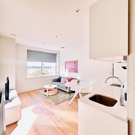 Luxx Apartment & Suites, London Heathrow Airport, Terminal 4, Piccadilly Underground Train Station Nearby! Хитроу Экстерьер фото