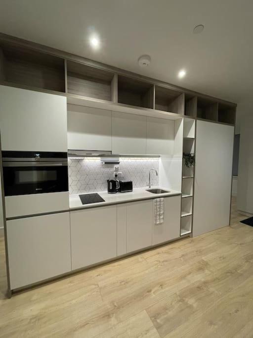 Luxx Apartment & Suites, London Heathrow Airport, Terminal 4, Piccadilly Underground Train Station Nearby! Хитроу Экстерьер фото