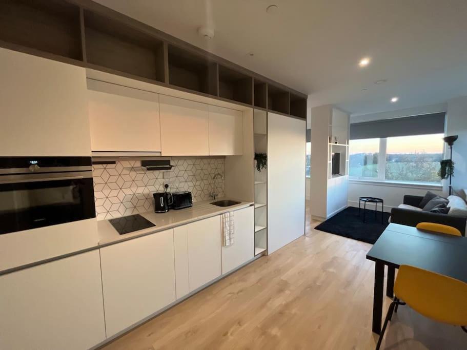 Luxx Apartment & Suites, London Heathrow Airport, Terminal 4, Piccadilly Underground Train Station Nearby! Хитроу Экстерьер фото