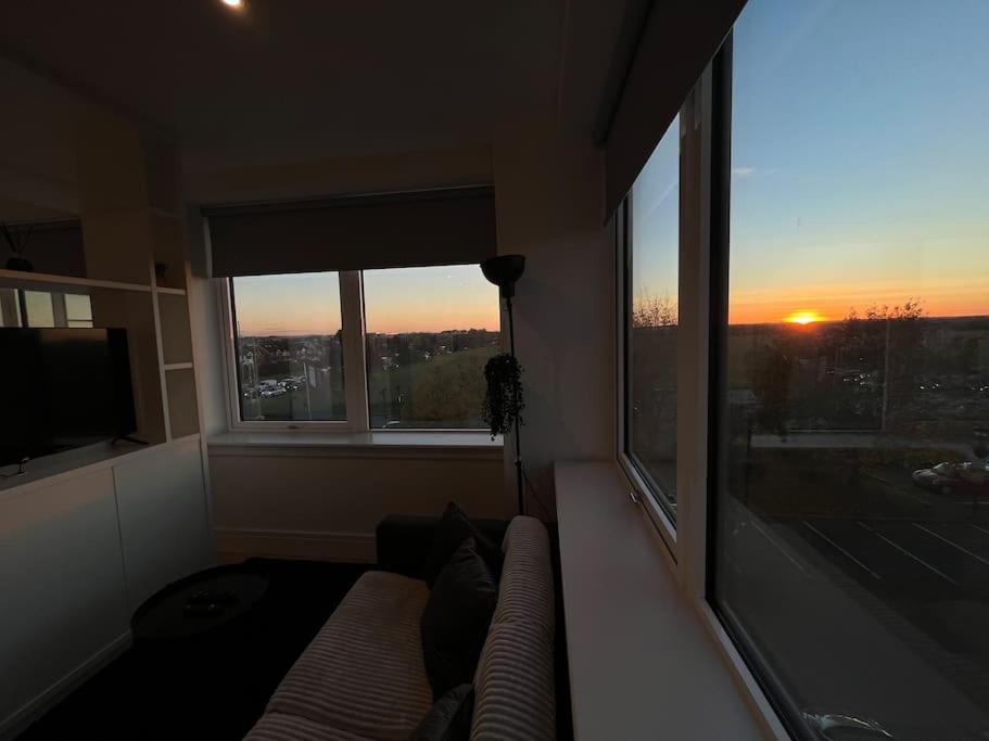 Luxx Apartment & Suites, London Heathrow Airport, Terminal 4, Piccadilly Underground Train Station Nearby! Хитроу Экстерьер фото