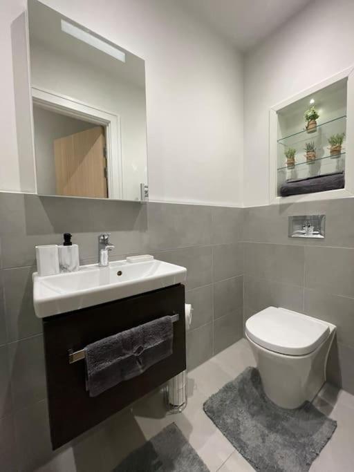 Luxx Apartment & Suites, London Heathrow Airport, Terminal 4, Piccadilly Underground Train Station Nearby! Хитроу Экстерьер фото