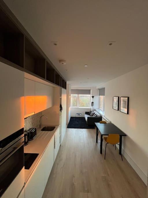 Luxx Apartment & Suites, London Heathrow Airport, Terminal 4, Piccadilly Underground Train Station Nearby! Хитроу Экстерьер фото