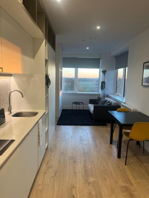 Luxx Apartment & Suites, London Heathrow Airport, Terminal 4, Piccadilly Underground Train Station Nearby! Хитроу Экстерьер фото