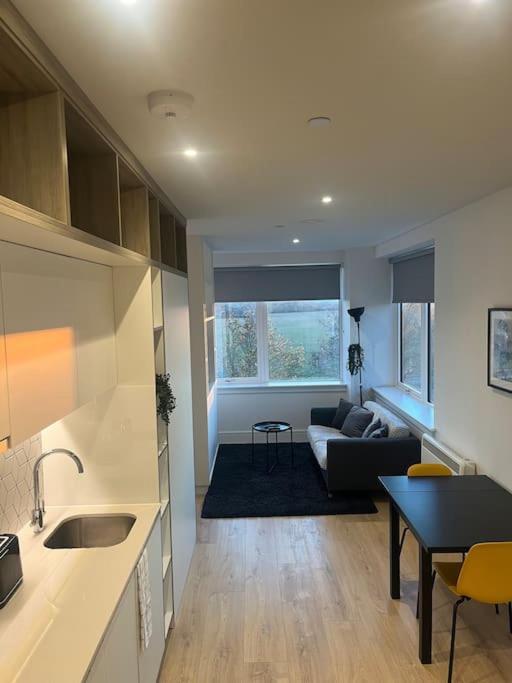 Luxx Apartment & Suites, London Heathrow Airport, Terminal 4, Piccadilly Underground Train Station Nearby! Хитроу Экстерьер фото