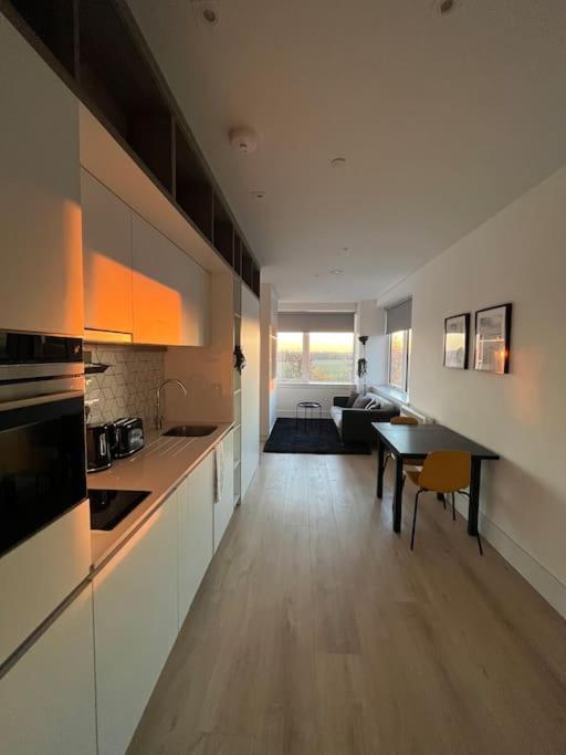 Luxx Apartment & Suites, London Heathrow Airport, Terminal 4, Piccadilly Underground Train Station Nearby! Хитроу Экстерьер фото