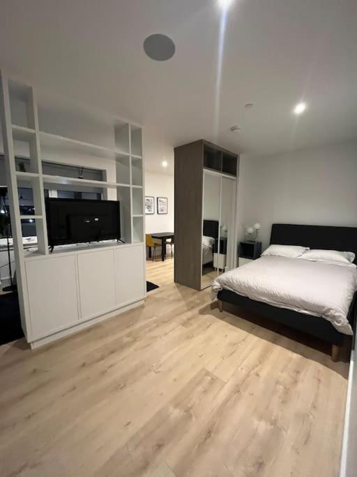 Luxx Apartment & Suites, London Heathrow Airport, Terminal 4, Piccadilly Underground Train Station Nearby! Хитроу Экстерьер фото