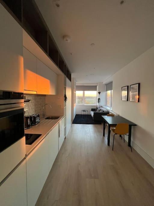 Luxx Apartment & Suites, London Heathrow Airport, Terminal 4, Piccadilly Underground Train Station Nearby! Хитроу Экстерьер фото
