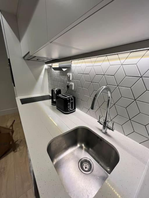 Luxx Apartment & Suites, London Heathrow Airport, Terminal 4, Piccadilly Underground Train Station Nearby! Хитроу Экстерьер фото