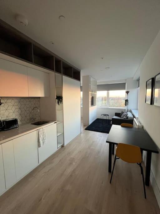 Luxx Apartment & Suites, London Heathrow Airport, Terminal 4, Piccadilly Underground Train Station Nearby! Хитроу Экстерьер фото