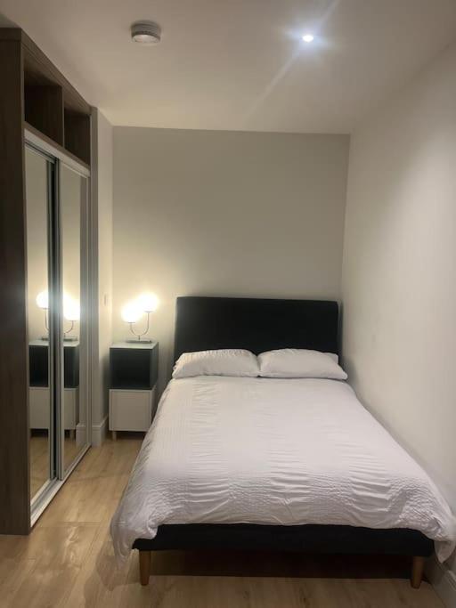 Luxx Apartment & Suites, London Heathrow Airport, Terminal 4, Piccadilly Underground Train Station Nearby! Хитроу Экстерьер фото