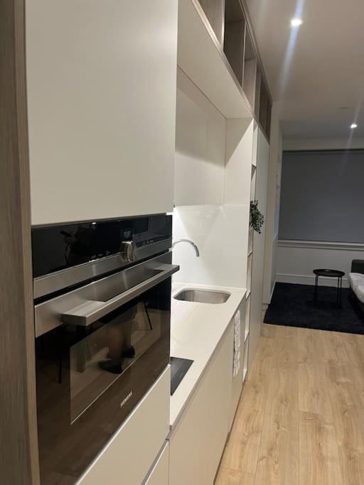 Luxx Apartment & Suites, London Heathrow Airport, Terminal 4, Piccadilly Underground Train Station Nearby! Хитроу Экстерьер фото
