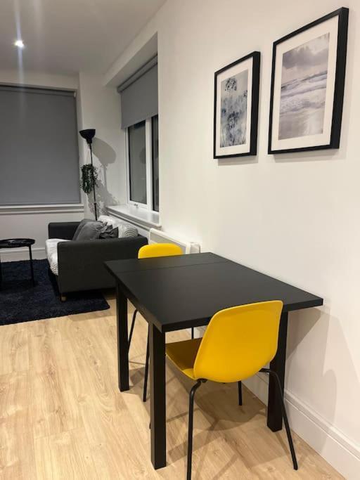 Luxx Apartment & Suites, London Heathrow Airport, Terminal 4, Piccadilly Underground Train Station Nearby! Хитроу Экстерьер фото