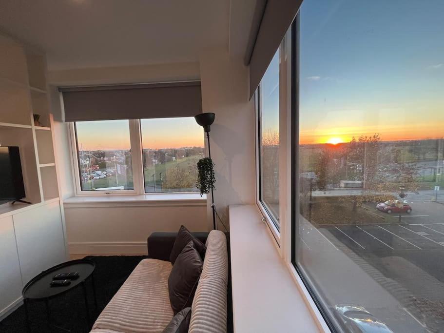 Luxx Apartment & Suites, London Heathrow Airport, Terminal 4, Piccadilly Underground Train Station Nearby! Хитроу Экстерьер фото