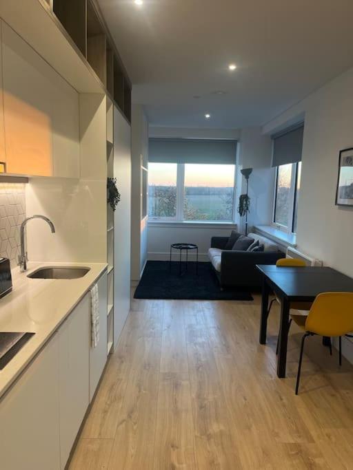 Luxx Apartment & Suites, London Heathrow Airport, Terminal 4, Piccadilly Underground Train Station Nearby! Хитроу Экстерьер фото