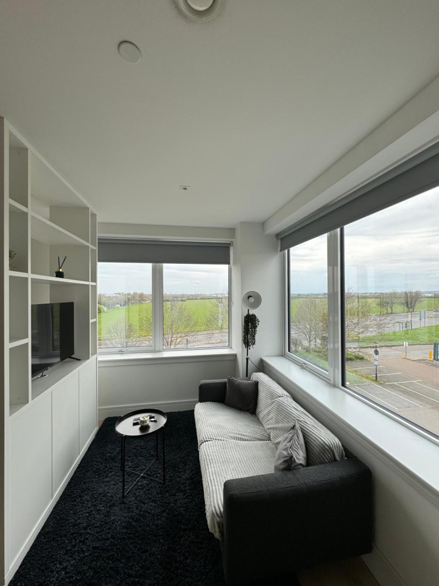 Luxx Apartment & Suites, London Heathrow Airport, Terminal 4, Piccadilly Underground Train Station Nearby! Хитроу Экстерьер фото