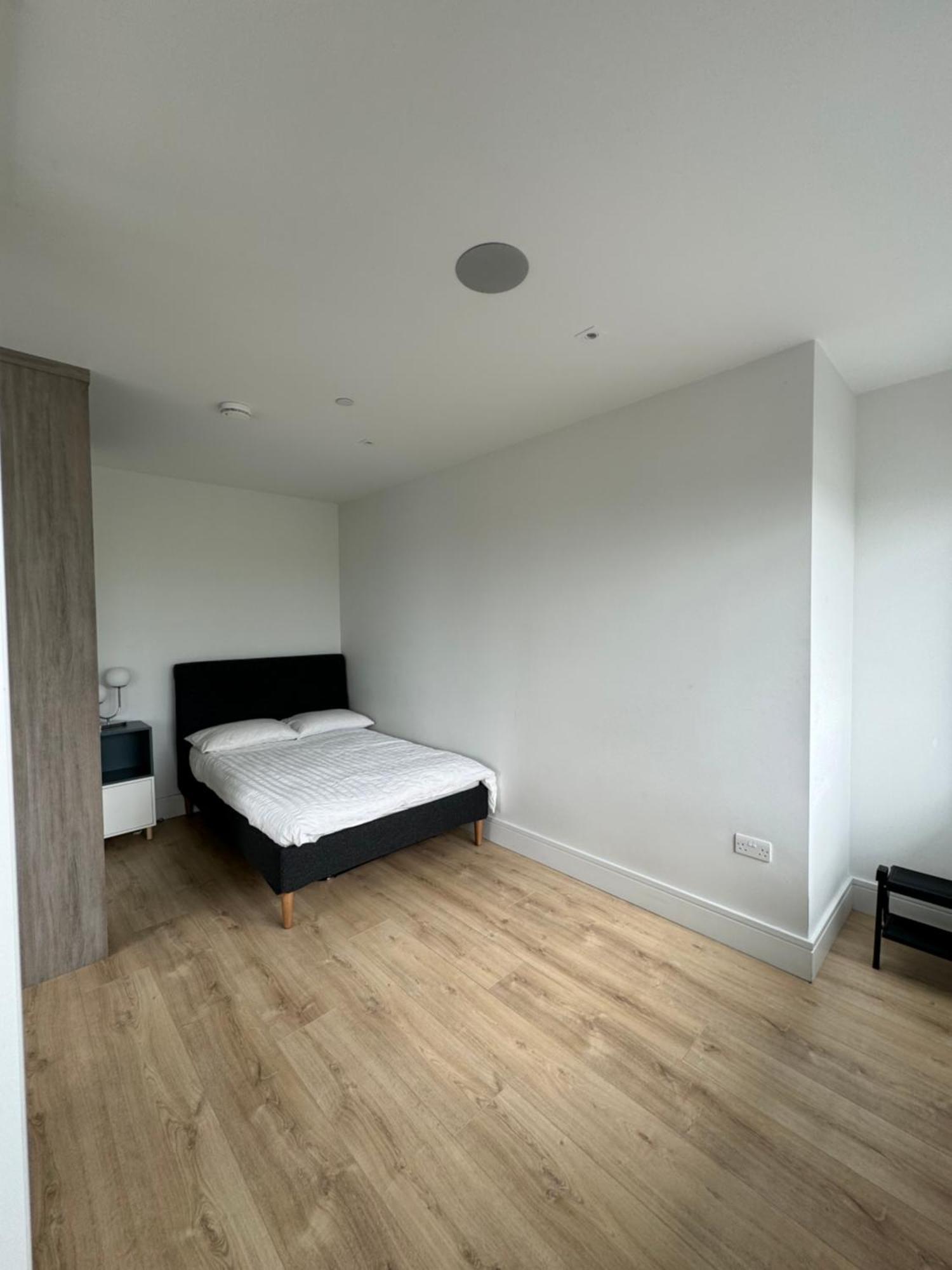 Luxx Apartment & Suites, London Heathrow Airport, Terminal 4, Piccadilly Underground Train Station Nearby! Хитроу Экстерьер фото