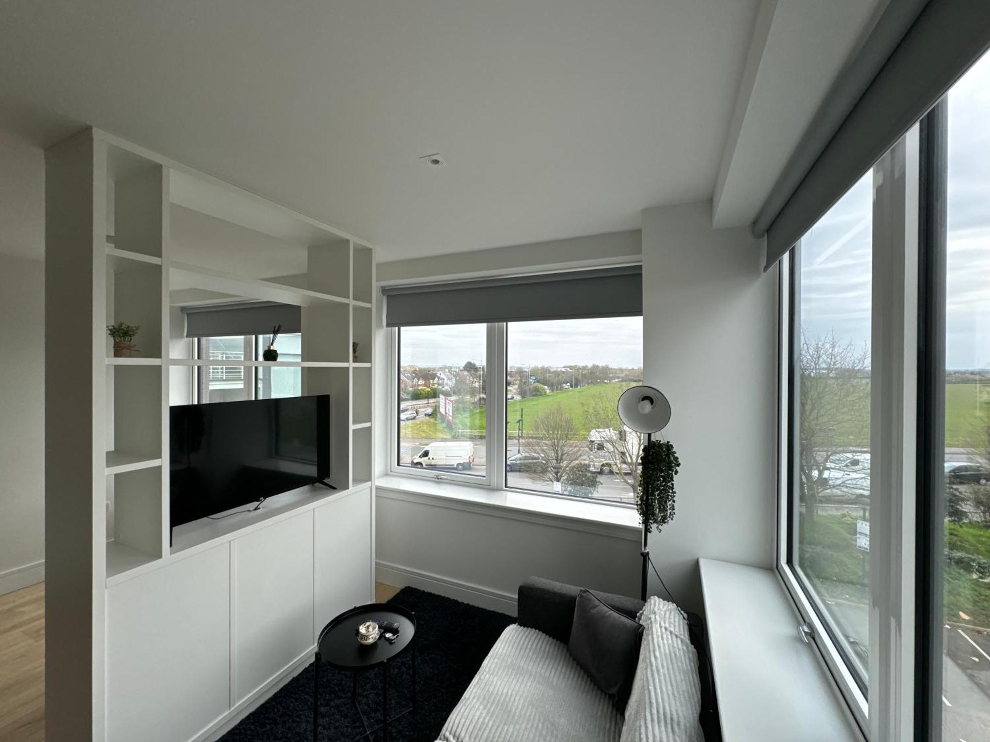 Luxx Apartment & Suites, London Heathrow Airport, Terminal 4, Piccadilly Underground Train Station Nearby! Хитроу Экстерьер фото