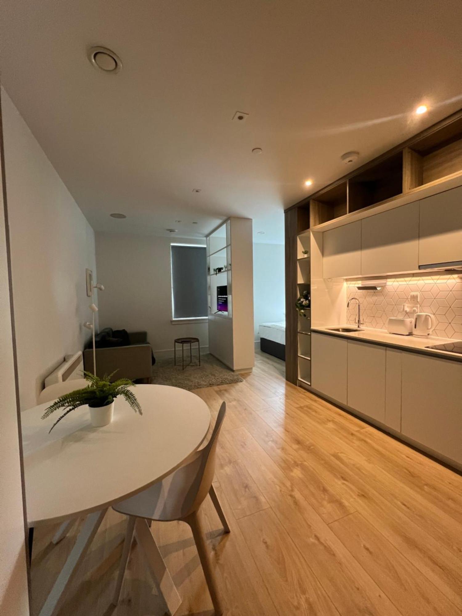 Luxx Apartment & Suites, London Heathrow Airport, Terminal 4, Piccadilly Underground Train Station Nearby! Хитроу Экстерьер фото