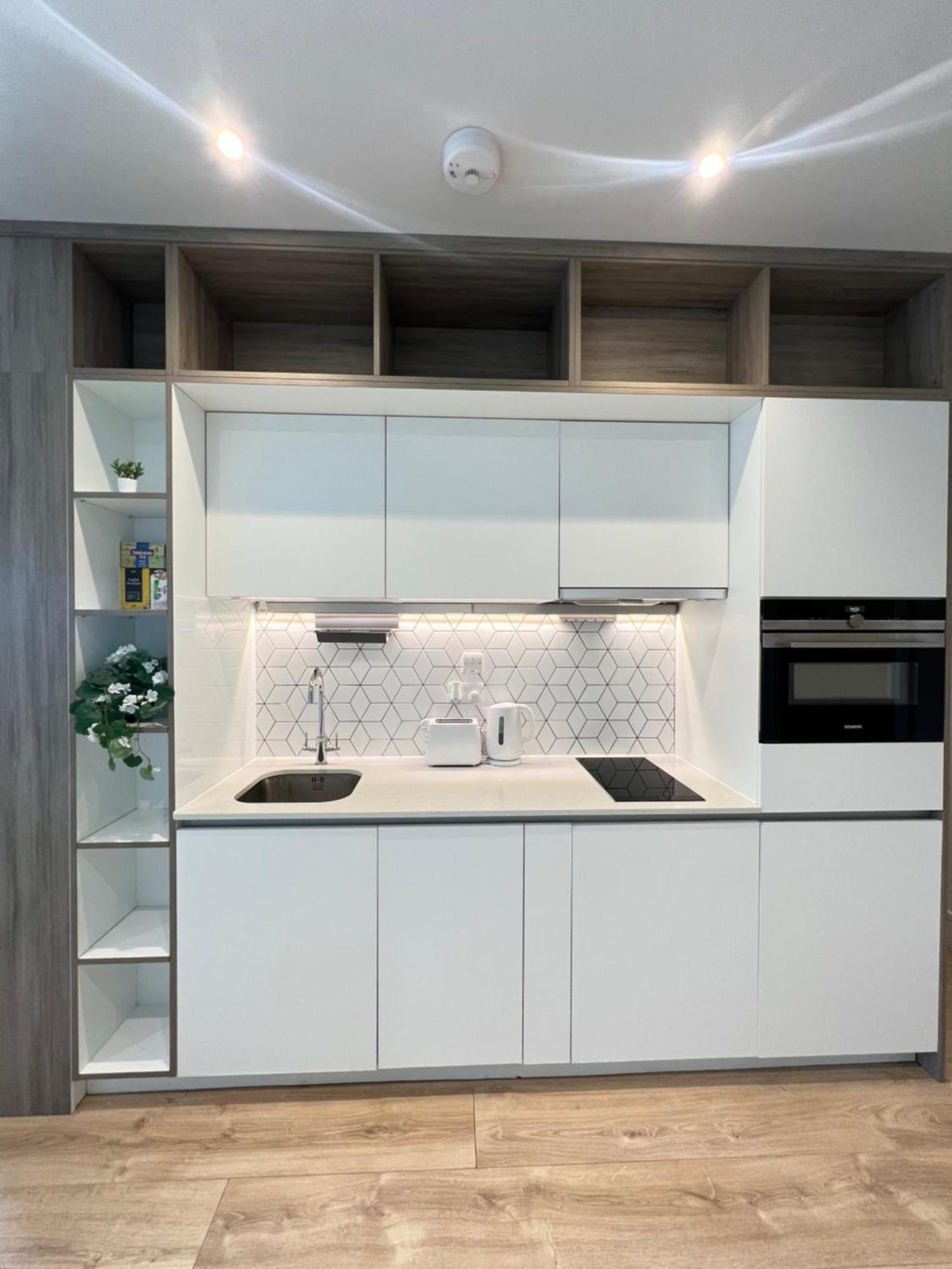Luxx Apartment & Suites, London Heathrow Airport, Terminal 4, Piccadilly Underground Train Station Nearby! Хитроу Экстерьер фото
